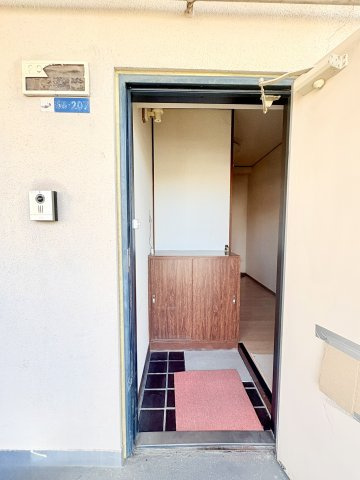コンパクトで無駄のない玄関です。