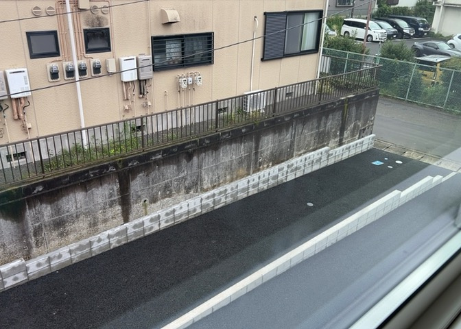 第一種中高層住居専用地域の閑静な住宅街に位置し、周辺からの視線も気になりにくい落ち着いた展望が広がります。2階からの見晴らしも良好で、爽やかな青空と風を感じながら心地よい毎日を過ごせます。