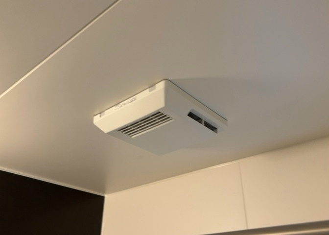 住戸内には24時間換気システムが導入されており、窓を閉め切った状態でも常に新鮮な空気が循環します。湿気対策や結露防止に効果を発揮し、ハウスダストを軽減してアレルギー予防にも役立つ設備です。