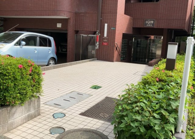 中庭（パティオ）とは、一つの建築物の内部に設けられた、壁などで囲われている庭のことを指します。コの字型、ロの字型が主流ですが、L字型の中庭もあります。最近では、インテリア性の高さからも人気があります。