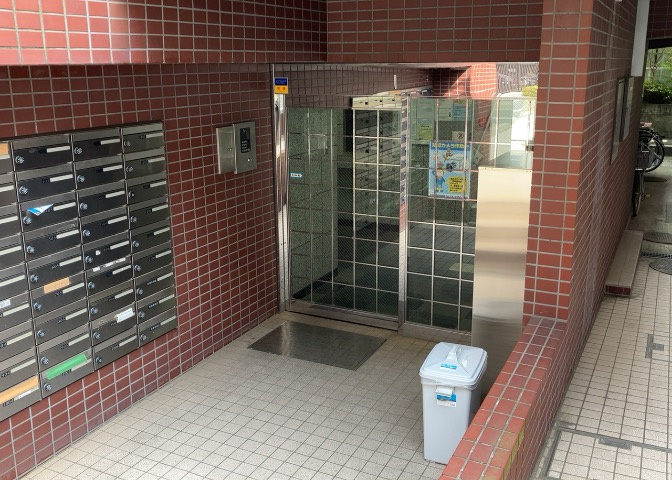 マンションのエントランスには、もともと風よけや防犯の役割がありますが、マンションによって宅配ボックスなどの設備が備わっている所もあります。日々の生活をイメージしながら生活しやすさをチェックしましょう。