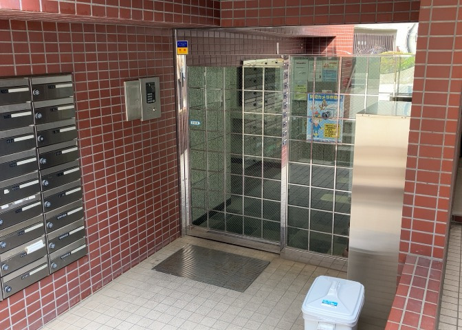 受付はマンションコンシェルジュがいる場合もあれば、管理人が滞在する小部屋を総称して呼ぶことがあります。主にエントランスに設置されていることから、防犯面でも期待ができます。防犯設備がない場合はより安心！