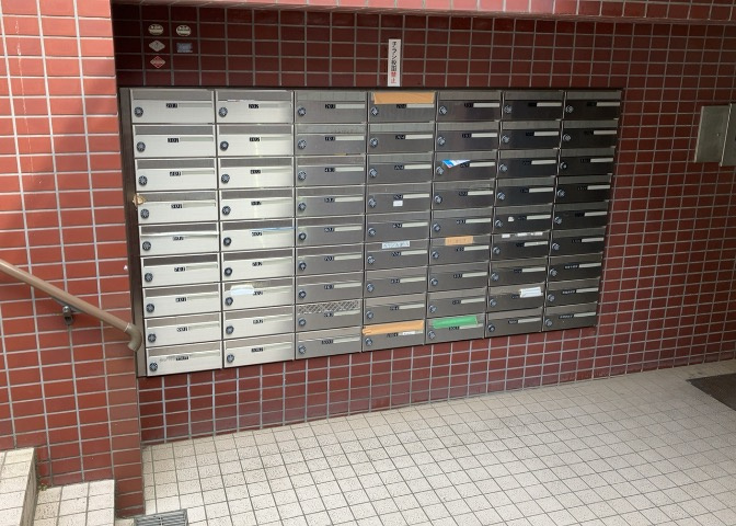 エントランス付近に設置されている集合ポストは、住んでいる部屋と離れているため、ポストをあさるなど誰かに何かされていても被害に気づきにくいです。入居する時には他人に特定されにくい番号で鍵をかけましょう！