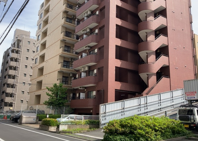 外観はマンション管理がされているかの目安になります。築年数が古いと、壁面は劣化してひび割れが生じることも！建物が古びていても細かいところが修繕されていると、きちんと管理されているなぁと感じるでしょう。