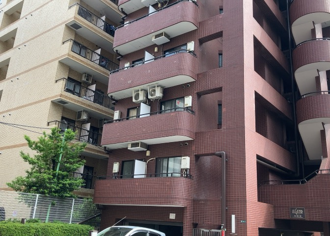 一般的なバルコニーは、奥行1.5ｍ程ですが、ワイルドバルコニーは2ｍまで広がっています。そのため洗濯物の間隔をあけ干すことができ、乾きやすいというメリットや、ガーデニングが楽しめる等の特徴があります。