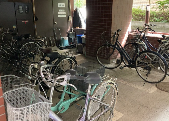 車一台あたりに必要なスペースは、標準サイズの普通自動車で横幅2m50cm、長さ5mは必要になります。ただし、乗降のことも考慮して横幅3m30cm、長さ5m50cmほどは確保できるところを選びましょう。