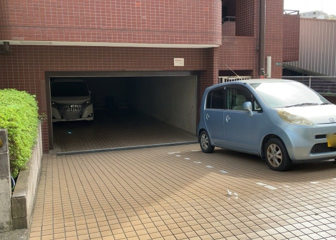 駐車場と明記されていても、最小スペースでつくられた駐車場だと大型車は駐車できなかったり、出入りしにくくなったりする可能性があります。お車のサイズと購入したい物件の駐車場のサイズを現地で確認しましょう。