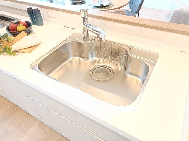 【シンク】　食器洗いもはかどる広々としたシンク。