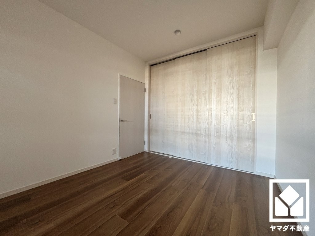 約6.1帖の洋室です。全居室に収納がございますので、お部屋の広さを最大限に活用できます。