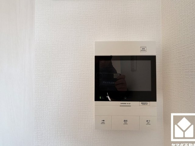 突然の来訪時にも防犯面で心強いモニター付きインターホンを設置。お留守番中のお子様も、室内からスムーズに相手の確認ができます。