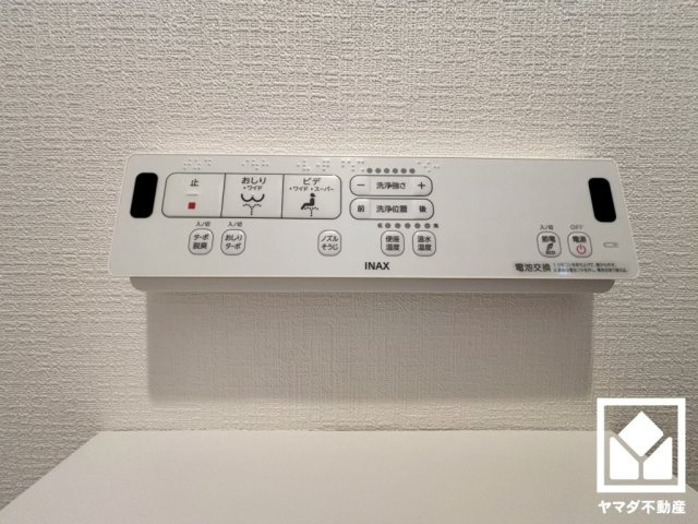 明るく清潔感溢れるトイレです。温水洗浄便座付きで、季節を問わずいつでも温かい便座をお使いいただけます。