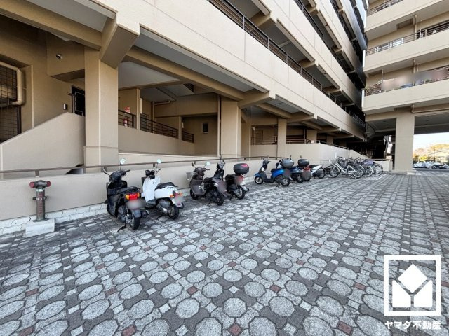 バイク置き場もございます。定期的な清掃・管理体制が整っており、帰宅時や来客時にも気持ちの良い空間です。