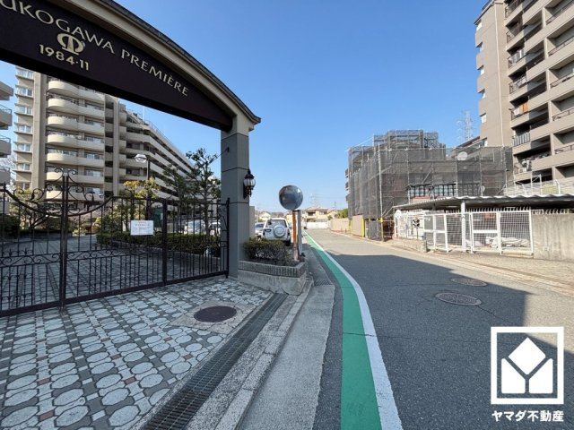 敷地内にはすべり台が設置された公園やプールなどが整備されており、車の往来を気にせず気軽に水遊びや外遊びを楽しめます。子育て世帯の方にもお勧めの環境です。