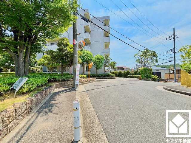 「関西スーパー大社店」まで徒歩5分、「ドラッグセガミ大社店」まで徒歩5分、「セブンイレブン西宮柳本町店」まで徒歩13分など、お買い物施設が徒歩圏内に複数あり便利な住環境です。