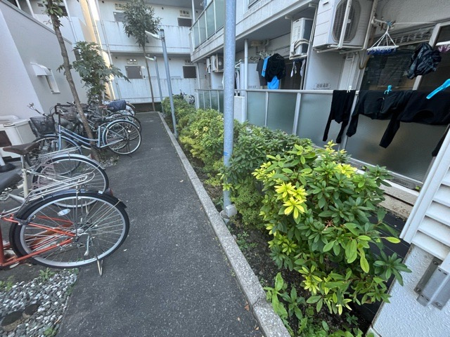 物件によっては、入居者が個人的に使用できる専用庭がついているものもあります。また、住宅の中にある土間の部分を庭と呼ぶこともあります。庭の用途は住む人によって変わり、それによってデザインもさまざまです。