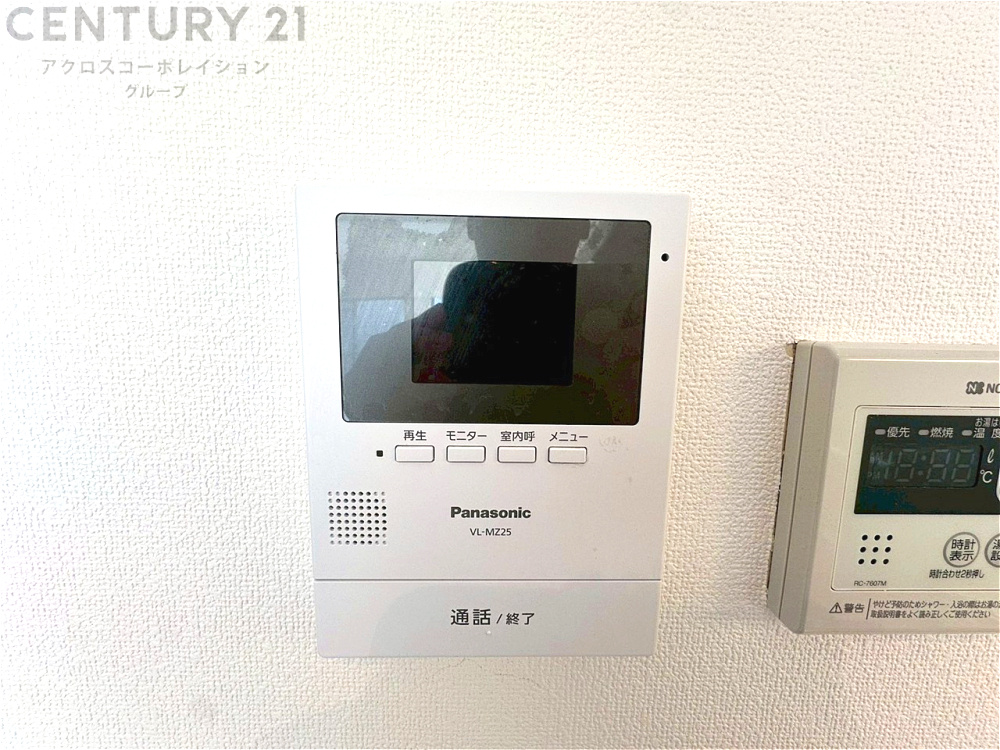 訪問者が来たときにテレビ画面で確認できるため、安心してドアを開けられます。録画機能があるものもあり、留守中に来訪者を記録しておくことができます。利便性が高く、セキュリティ面でも安心です。