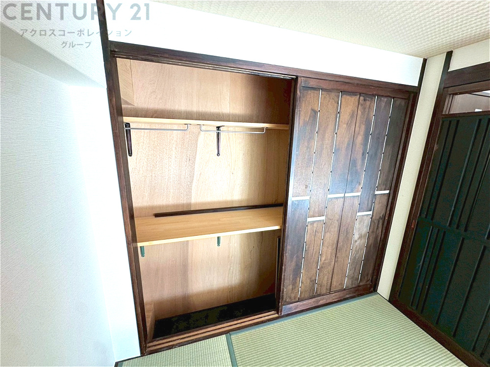 押入れは季節の衣類、寝具などを収納できます。伝統的な美しさと実用性が融合し、収納物を保護する調湿・換気効果があります。使い方によっては書類や小物なども効果的に整理でき空間を有効活用できます。