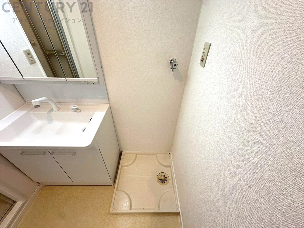 洗濯物の仕分け作業がしやすく、整理整頓が容易になります。洗濯音や湿気を他の部屋に持ち込まず、生活環境を快適に保ちます。上部を活用すれば収納スペースを確保でき洗剤や洗濯用品の整理もしやすくなります。