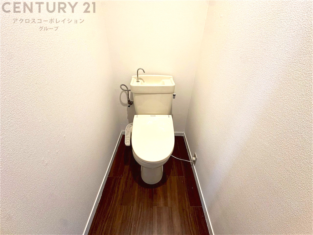 温水洗浄便座付トイレは温水洗浄機能により、暖かい水でおしりを洗浄することができ、冷たい水を使う従来の便座に比べ、温水洗浄機能で暖かいトイレを提供し、快適な使用を可能にします。