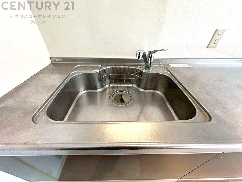 大きなシンクでお鍋などの大きな調理器具を洗う際にも便利です。