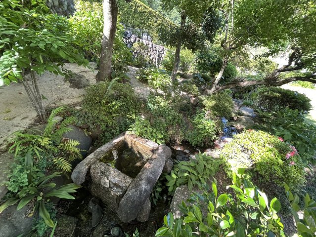 山から引き込んだ清流が、庭園を優雅に流れる贅沢な住環境。心地よいせせらぎの音が日常に安らぎを与え、五感で自然の潤いを感じられます。四季折々の情景と透き通る水流が織りなす、孤高の癒やし空間です。