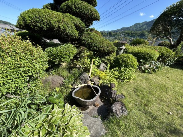 四季の移ろいを感じる庭園に、心地よい音を響かせる鹿威し。その情緒ある佇まいは住まいに圧倒的な品格と和の風情をもたらします。流れる水と竹が奏でる静寂の響きが日常の忙しさを忘れさせる孤高の癒やし空間です。