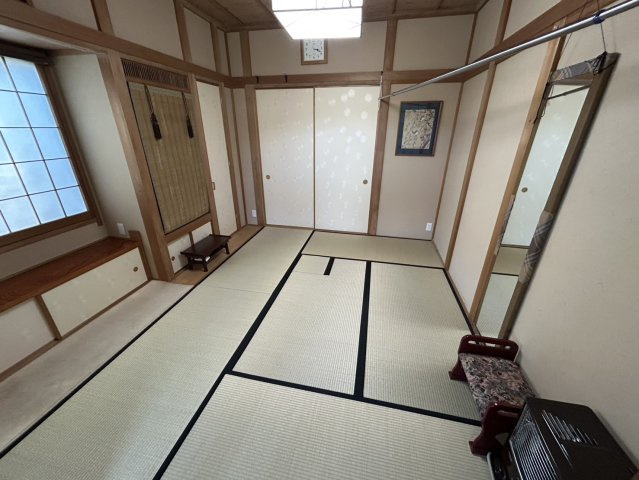 和室は、客間や寝室、子供の遊び場など、ライフスタイルに合わせて多目的に使える万能空間です。い草の心地よい香りがリラックス効果をもたらし、優れた調湿作用で一年中快適に過ごせます。羨望の寛ぎを、我が家に。
