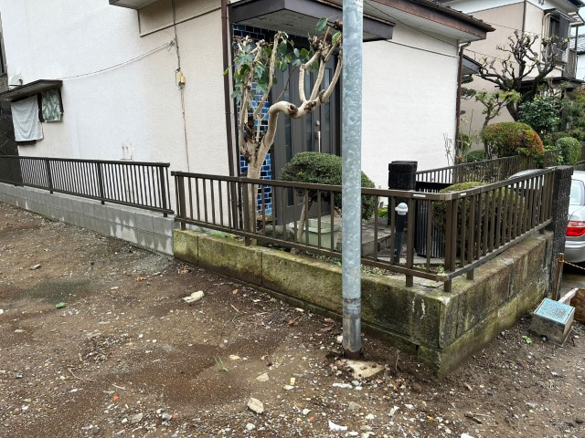 土地購入を検討されている場合、境界杭がない状態で購入してしまうと境界確定測量をする必要があり、費用がかかります。購入の前に、売主、隣土地所有者立ち合いのもと境界を確定し境界杭を設置するのがベストです。