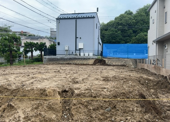 土地の形が極端に長細かったり、狭小地、あるいは道路との高低差がある傾斜地だった場合、後々売ろうとしても買い手がつかない場合もあります。後々、売却することになった時に価値の下がらない土地を選びましょう。