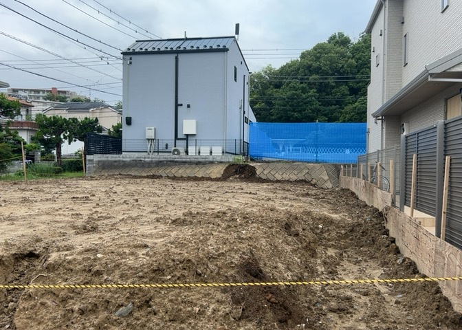 土地の面積＝住宅面積ではありません。建ぺい率の問題などで、土地のある場所によって住宅を建てられる面積は限られています。高さもしかり、「土地」という言葉の中には、建築条件も含まれると考えておきましょう。