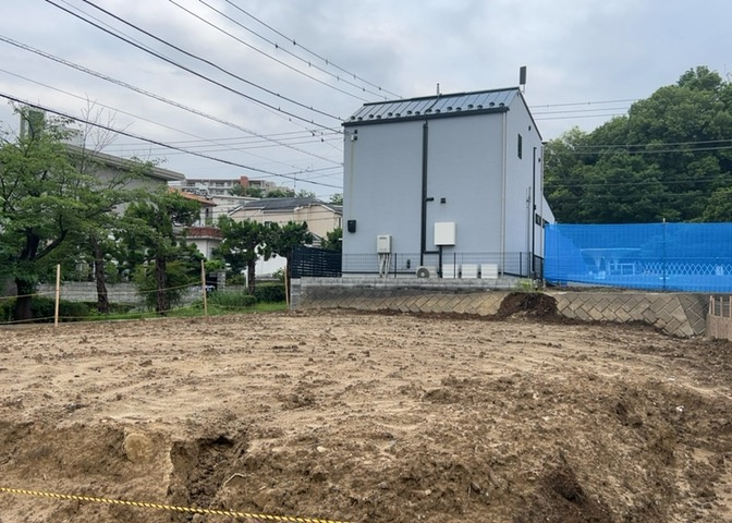 家を建てる場合、方位は要チェックです。現実的に日当たりのよい家ならばリビングは南側、建築基準法でも北側に当たる家への配慮は求められています。土地を見学に行く際は、方位磁針を持って行くようにしましょう。