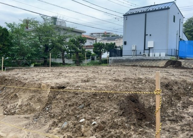 土地を買う際、住む地域の自治体や福祉の補助制度にも注目してみましょう。子供や老人の医療補助やゴミ出しのルールなど、自治体によってルールに大きな違いがあるため、暮らしやすい土地で判断するとよいでしょう。