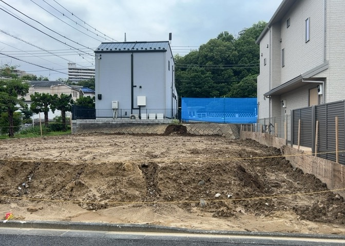 土地の前の道路に消火栓が設置されていることがあります。この場合、道路交通法第45条第1項により、駐車禁止の場所が指定されています。そのため、車庫などの駐車スペースをつくることができない場合があります。
