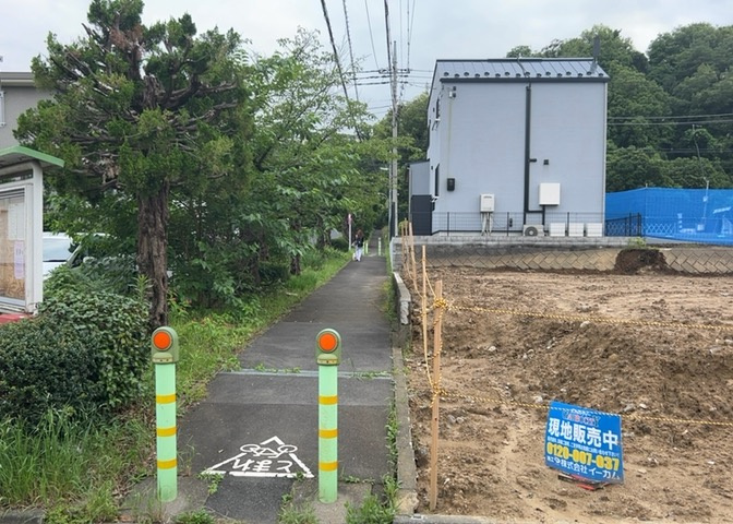 現地に行くなら、物件の周囲の地形がどうなっているかを見ることも大切です。周辺より低くなっている土地では、大雨などで水が集まりやすいため、地盤が弱くなっているということも考えられるため、注意が必要です。