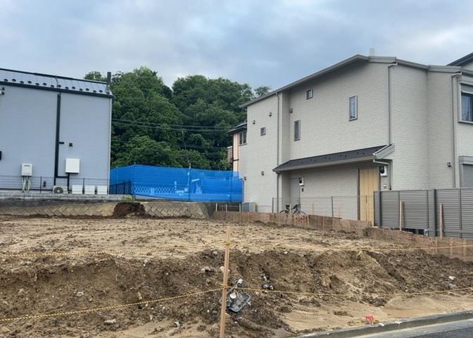 隣家の土地はどうなっているのか、生活利便施設が近くにあるのか、学校まで近いかなど、お客様のライフスタイルにあわせたイメージが重要です。また、近くにあると困る施設が近くにないかも確認するといいでしょう。