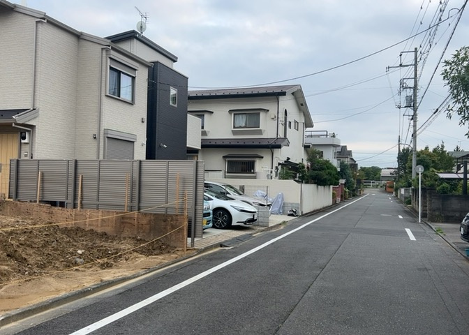 土地購入を検討されている場合、境界杭がない状態で購入してしまうと境界確定測量をする必要があり、費用がかかります。購入の前に、売主、隣土地所有者立ち合いのもと境界を確定し境界杭を設置するのがベストです。