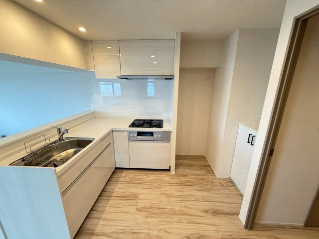 調理道具や調味料もすっきりしまえる、収納力のあるキッチン。