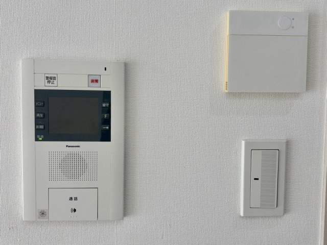 カラーモニター付きインターホン。来訪者の顔を室内から確認できるため、安心して対応できます。