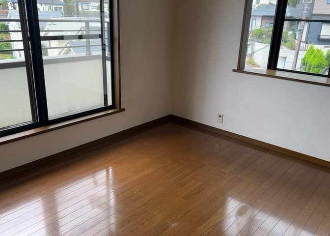 寝室でゆっくりと過ごすためにはベッド周りの適度な空間を担保することや窓の位置、照明の明るさ、寝室の広さなどを考える必要があります。自身や家族の構成とライフスタイルに併せて寝室にする部屋を選びましょう！