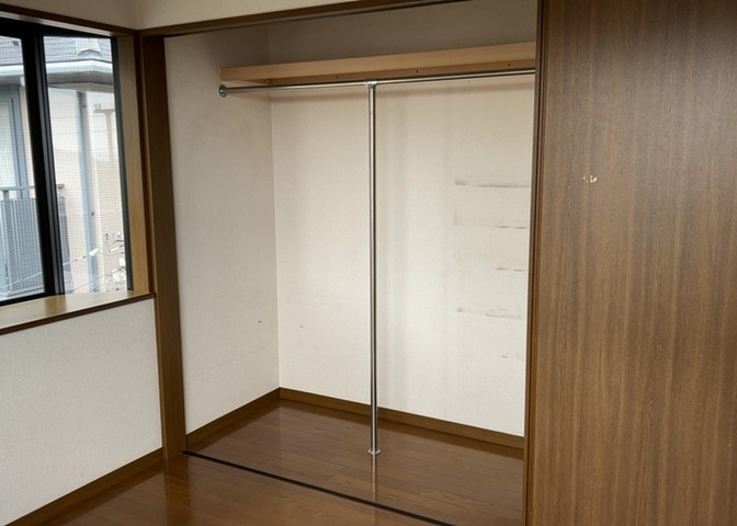 デザイン性を重視しすぎて収納が少なかった！なんてことにならないため、事前に現地で収納の数を確認しておくことをお勧めします。クローゼット以外にも床下収納や屋根裏収納、パントリーなどもチェックしましょう。
