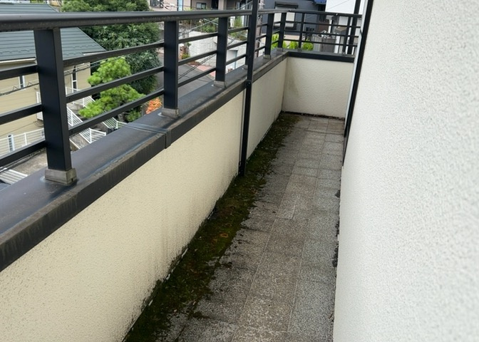 バルコニーは、室外の専用スペースのうち、「屋根がなく開放された空間」であるものを指します。ベランダより広いタイプのものが多く、日当たりもよいため家庭菜園などを楽しみたい人にとって適した環境となります。