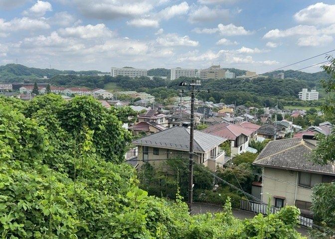 眺望を気にして物件を探す場合、前面に建物が建っていないか現地で確認しましょう！前面に建物があると景色はもちろん、日当たりや風通しにも影響が出てきます。住んだ時のことを想像しながら現地見学をしましょう。