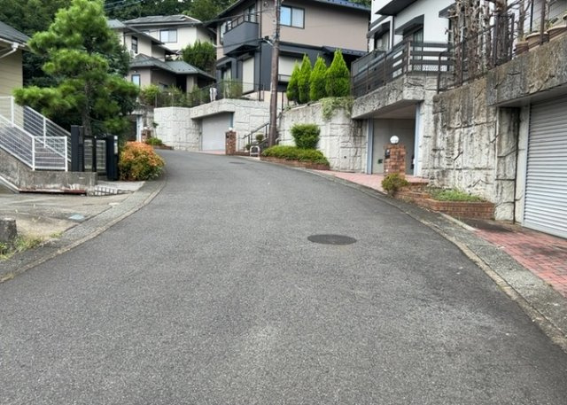 住宅用の土地では前面道路に2m以上接していなければならないと法律で定められています。しかし、お持ちの車のサイズやライフスタイルなどにより、2mでは利便が悪い場合もございますので、事前に確認しましょう。