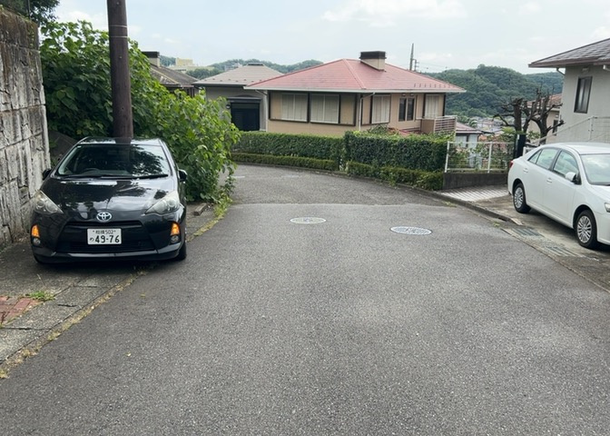 お持ちの車種によっては前面道路が広い方が便利でしょう。しかし、前面道路が広ければその分交通量が多くなるため、騒音などが気になる場合があります。実際に現地を見学し、周辺交通量や騒音などを確認しましょう！