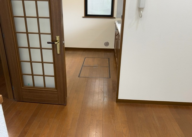 ダイニングとキッチンの間を扉や壁などで仕切らず、一体化させた間取りです。キッチンカウンターがついている物件ならば、食事をキッチンカウンターで取ることで、ダイニングスペースをリビングとして使用できます。