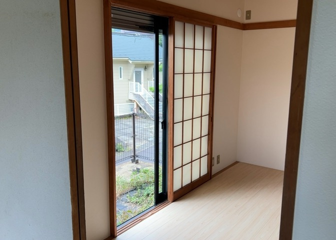 サッシは、ガラス窓に使用される金属製の窓枠です。一般的に住宅建築では、金属製建具工事の段階でガラス類・玄関などと同時に設置されます。種類や構造により断熱性能や遮音性能が異なるので現地でご確認ください。