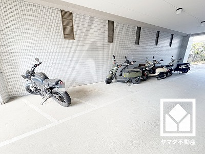 屋根付きのバイク置場を完備。しっかり区画が整理されており、使い勝手の良い設計です。