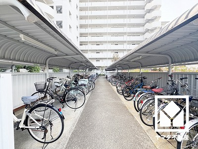 広々とした屋根付き駐輪場もございます。雨や風、直射日光から自転車を守ることができます。