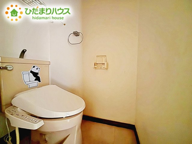 白を基調としたトイレは、インテリア次第でどんな空間になるかワクワクしますね♪