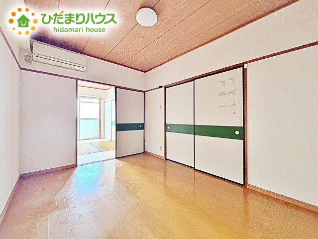 室内には収納スペースもあり、衣類や小物類をたっぷり収納可能。お部屋をより広くお使いいただけます。